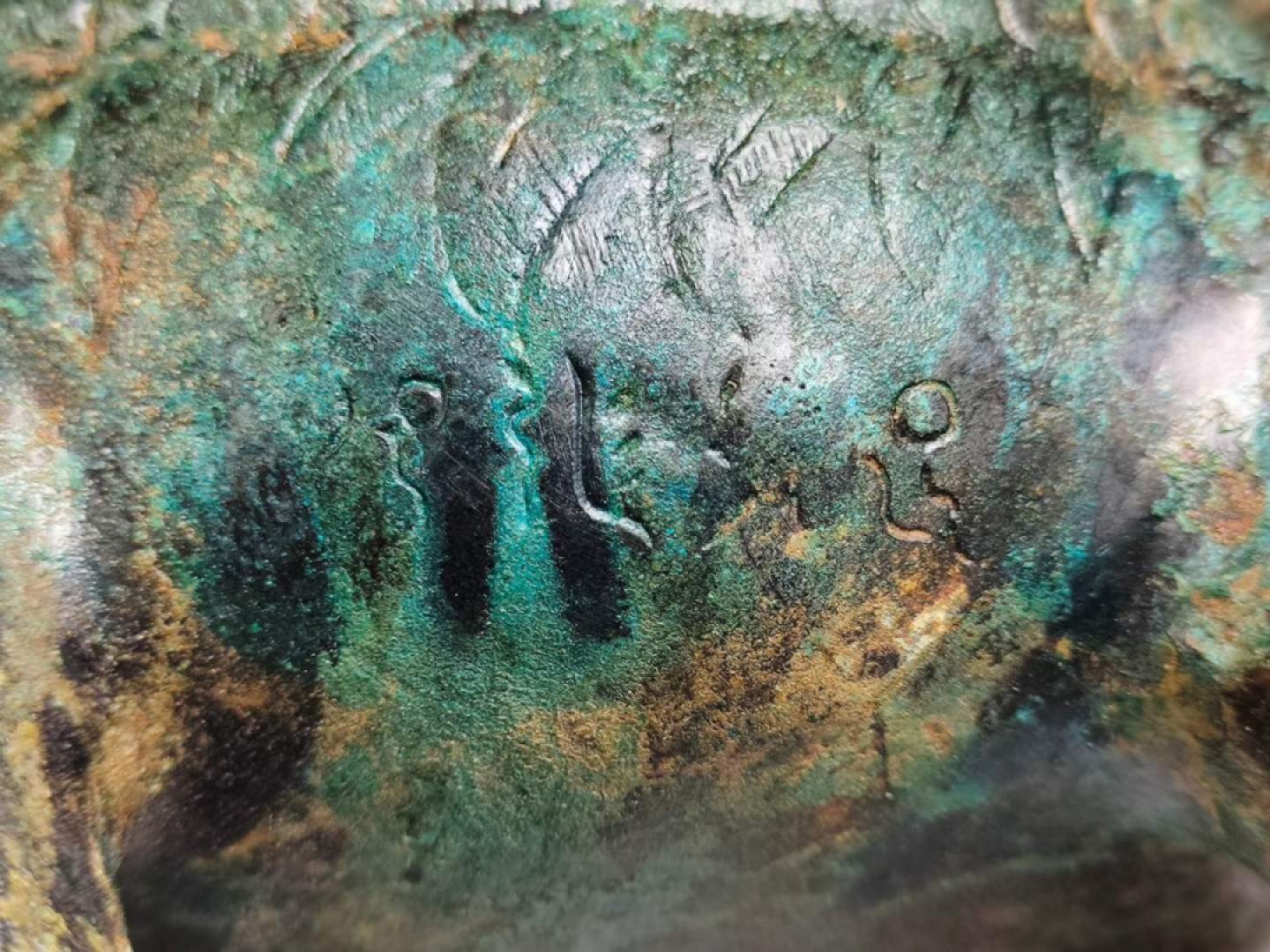 雕刻铭文，兽纹青铜鸟壶一对。