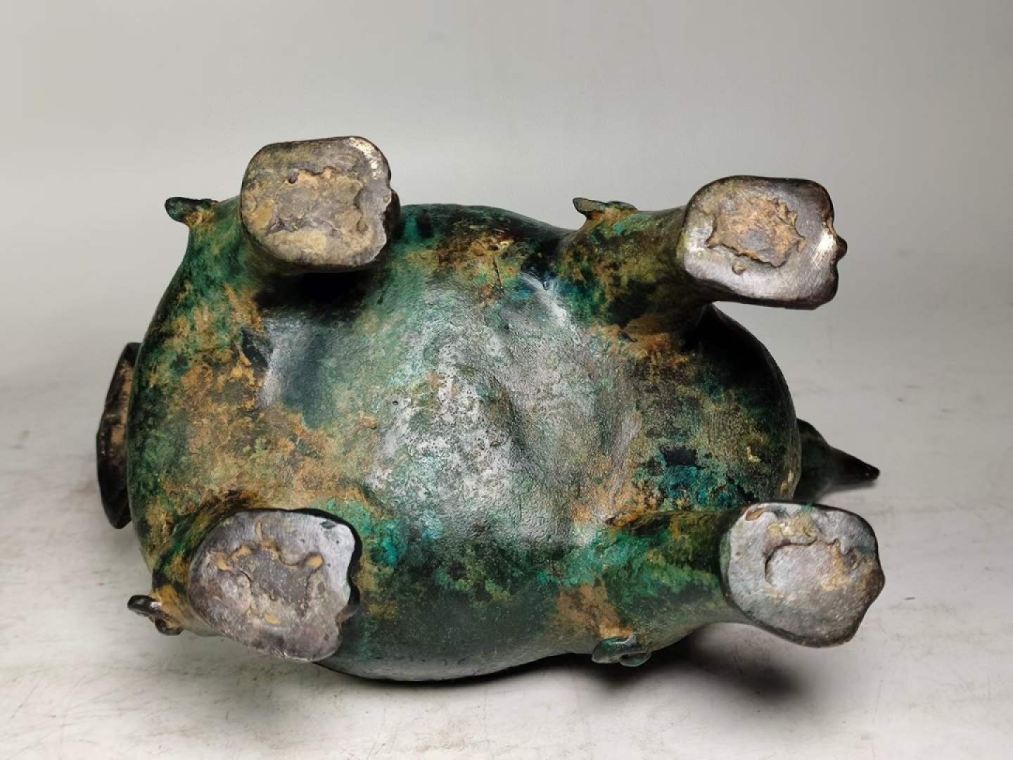 雕刻铭文，兽纹青铜鸟壶一对。