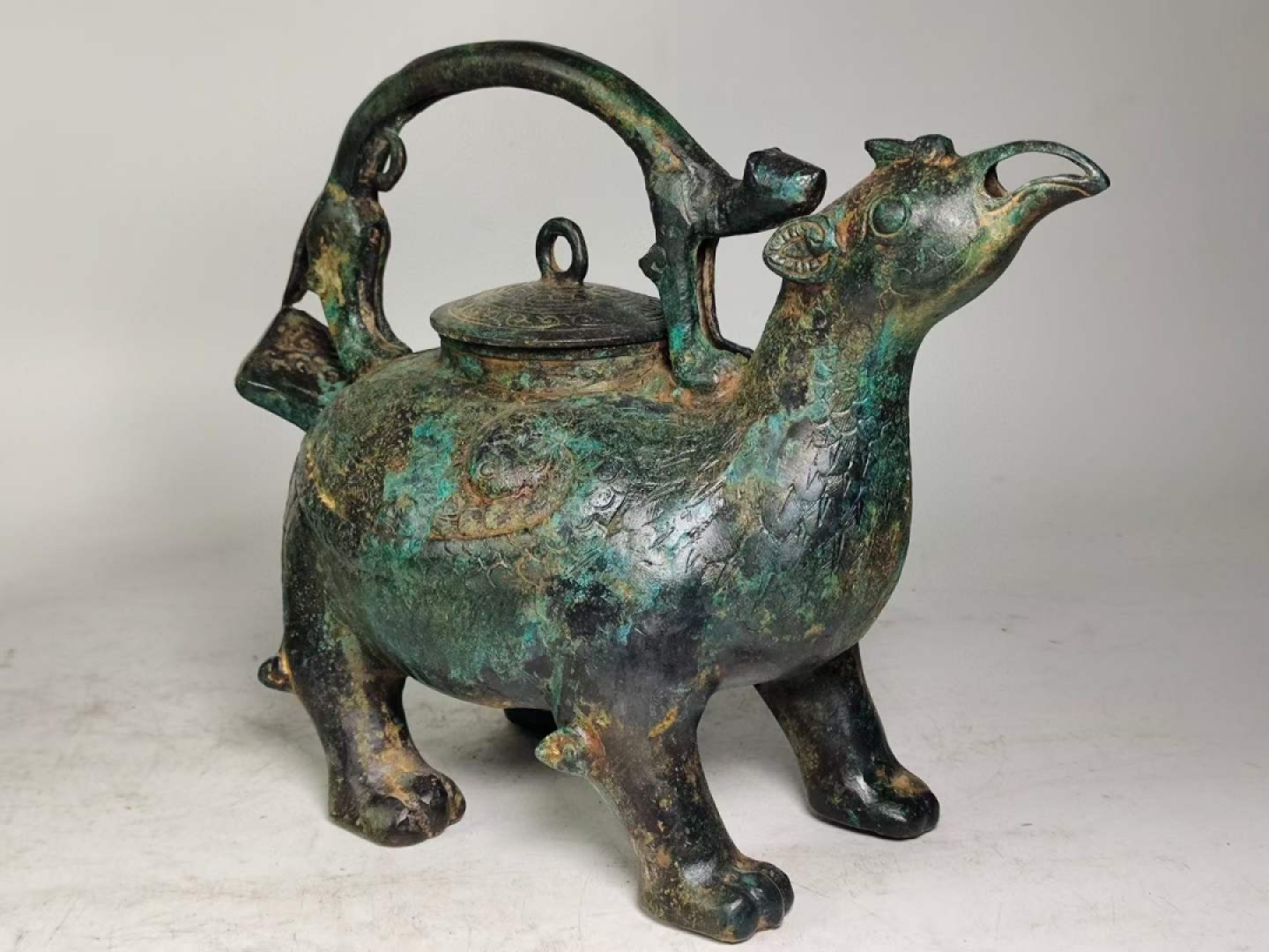 雕刻铭文，兽纹青铜鸟壶一对。