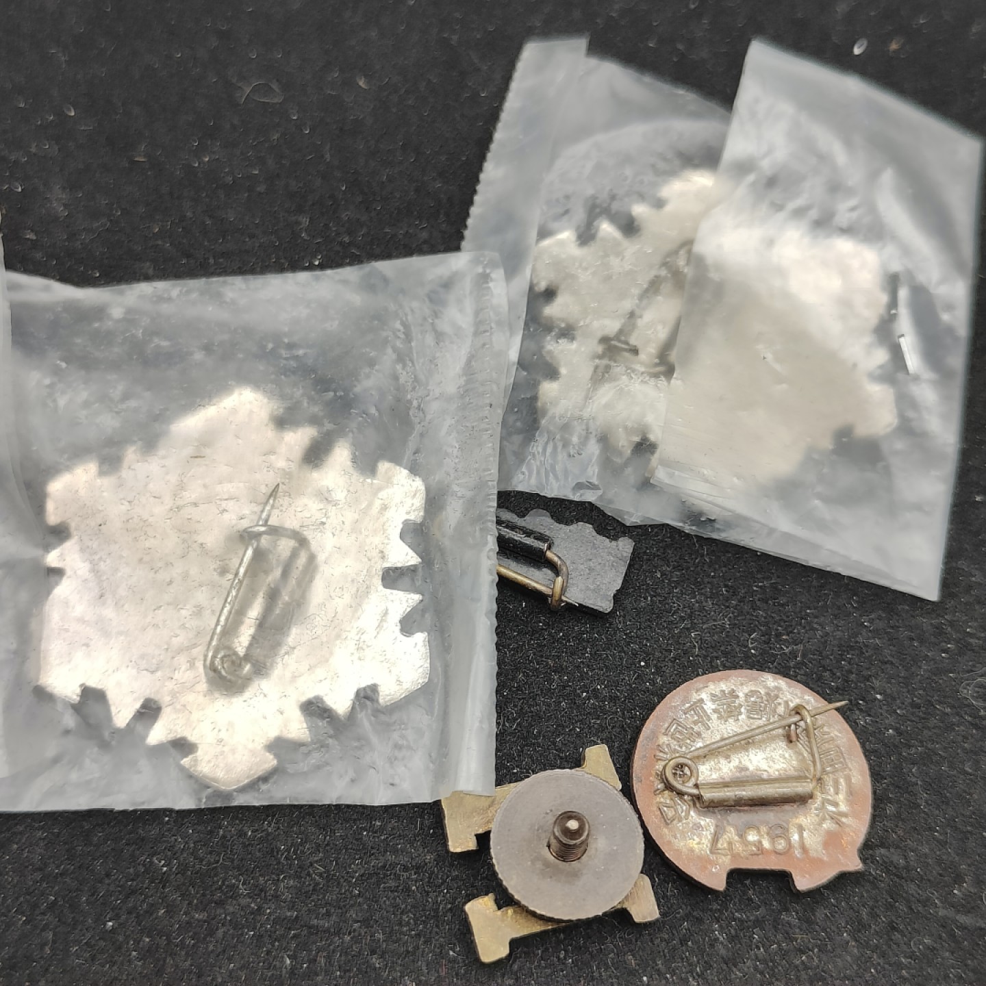 全场0元起拍 第62期 咸鱼国勋章拍卖专场 6月7日（周三）下午6：00开始 日本徽章一组