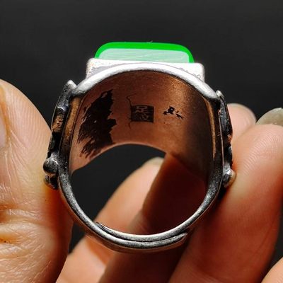 足银景泰蓝镶嵌冰种翡翠戒指。    足银景泰蓝镶嵌冰种翡翠戒指。   