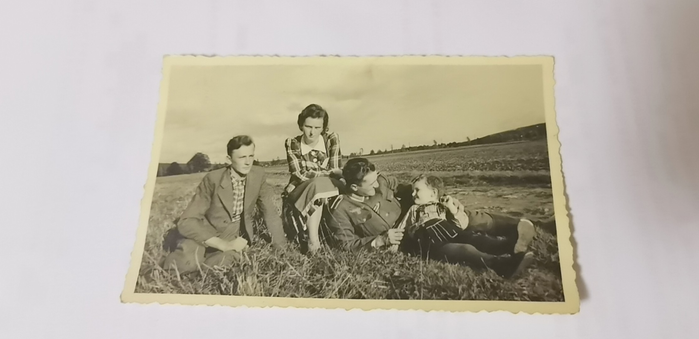 阿娜斯塔西娅军事题材拍卖 原品德三士兵和家人照片，获得二铁，题材很好，非明信片