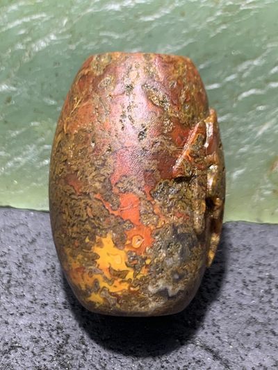 精美草花纹战国红玛瑙亚光风化纹手工雕刻佛字桶珠一颗！ 精美草花纹战国红玛瑙亚光风化纹手工雕刻佛字桶珠一颗！