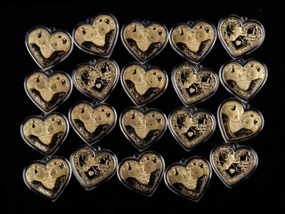 熊猫心形镀金520爱情纪念章.直径40MM 塑封包装.品相全新.5枚一组.9号有5场本人限时专场.通通合邮.中拍者通通送礼品一份.. - 5枚.熊猫心形.直径40MM 塑封包装.品相全新.