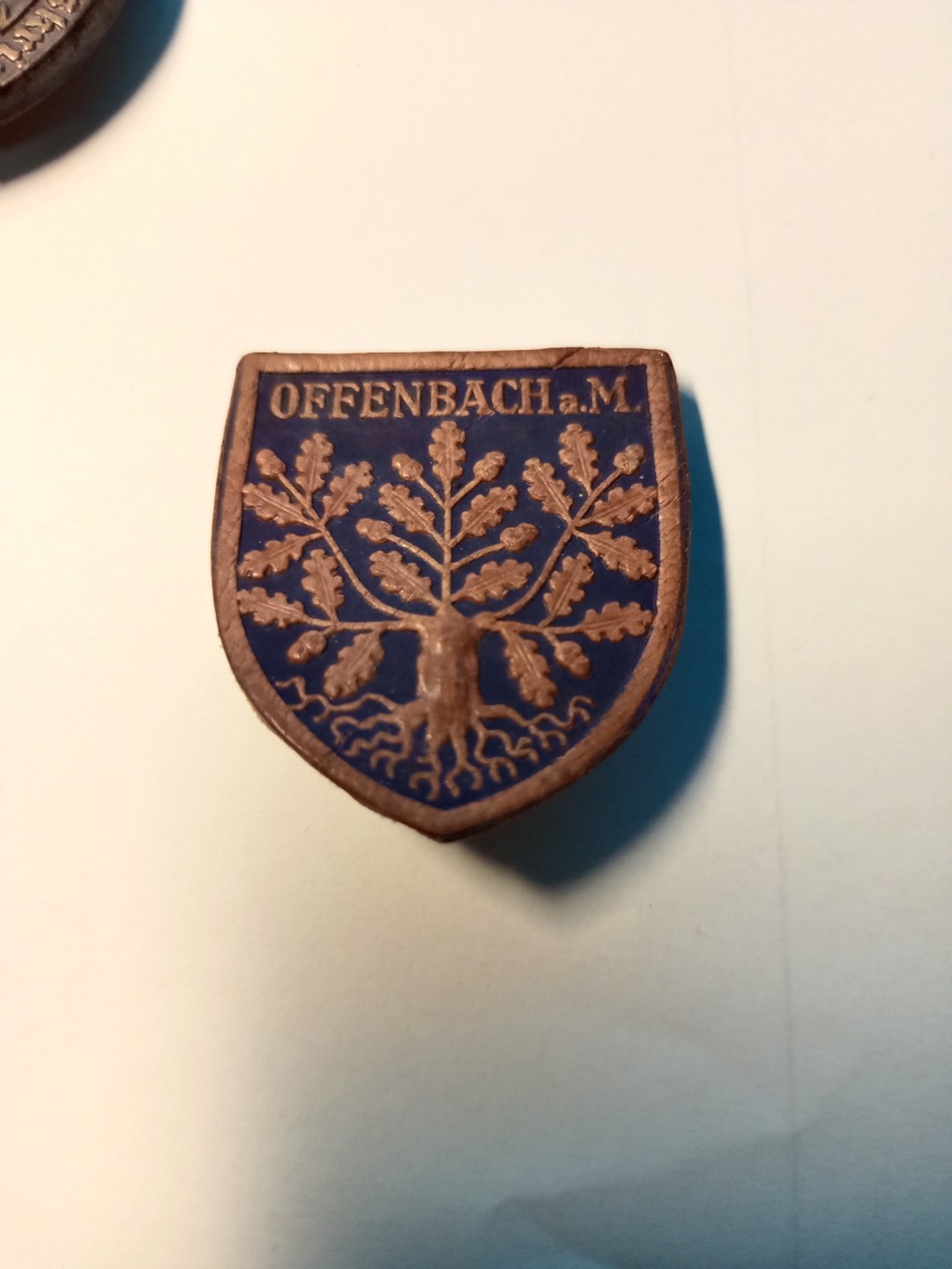 阿娜斯塔西娅军事题材拍卖 魏玛至德三奥芬巴克皮质小徽章后带标