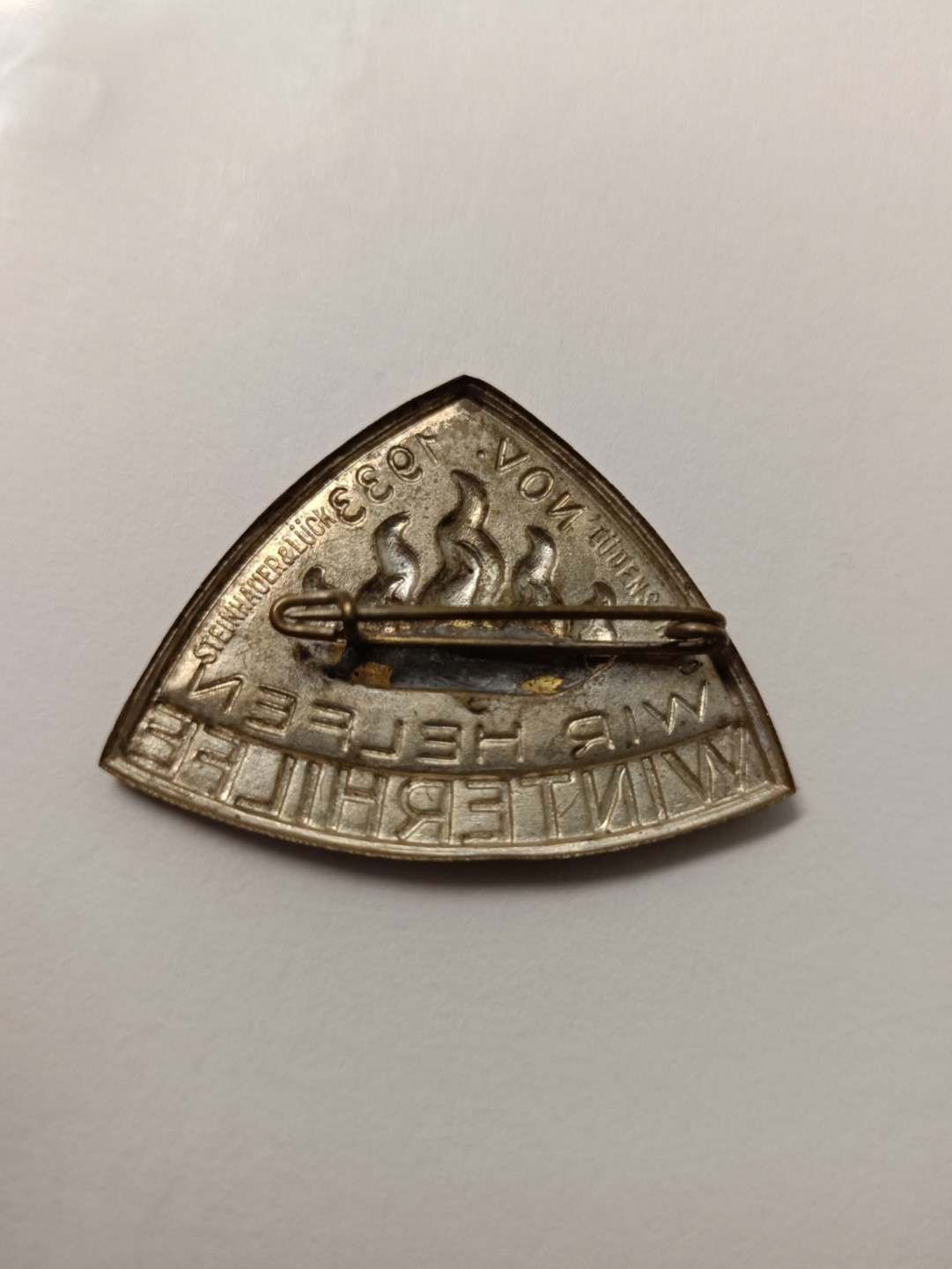 阿娜斯塔西娅军事题材拍卖 魏玛，德三--《温特希尔夫-威尔·海尔芬》1933年纪念小徽章，很有趣的那会小徽章，钢质镀银