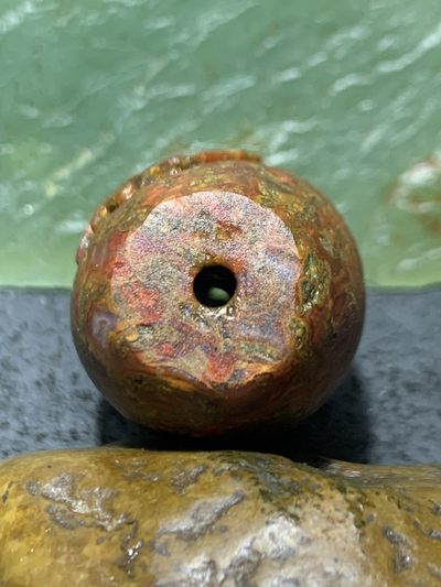 精美草花纹战国红玛瑙亚光风化纹手工雕刻佛字桶珠一颗！ 精美草花纹战国红玛瑙亚光风化纹手工雕刻佛字桶珠一颗！