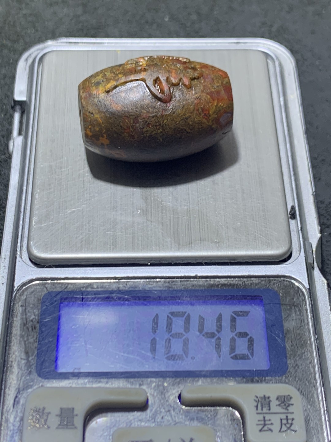 精美草花纹战国红玛瑙亚光风化纹手工雕刻佛字桶珠一颗！