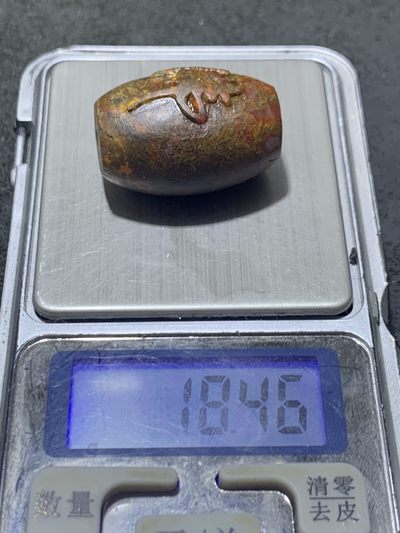 精美草花纹战国红玛瑙亚光风化纹手工雕刻佛字桶珠一颗！ 精美草花纹战国红玛瑙亚光风化纹手工雕刻佛字桶珠一颗！