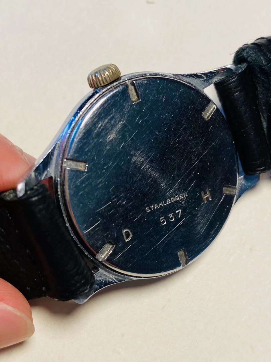 阿娜斯塔西娅军事题材拍卖 二战德国军官手表 瑞士gala制作 后打国防军dh标 上发条可以，但走时需修理可正常运作 表带齐全 较稀少