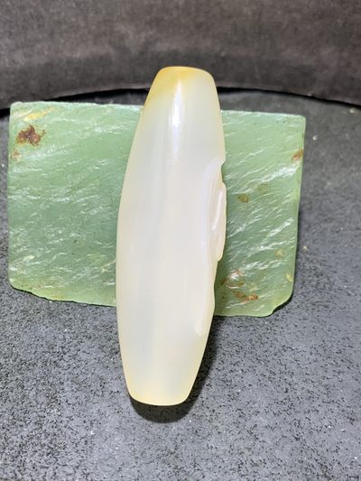 精美高玉化海洋玉髓手工雕刻佛字大桶珠一个 精美高玉化海洋玉髓手工雕刻佛字大桶珠一个