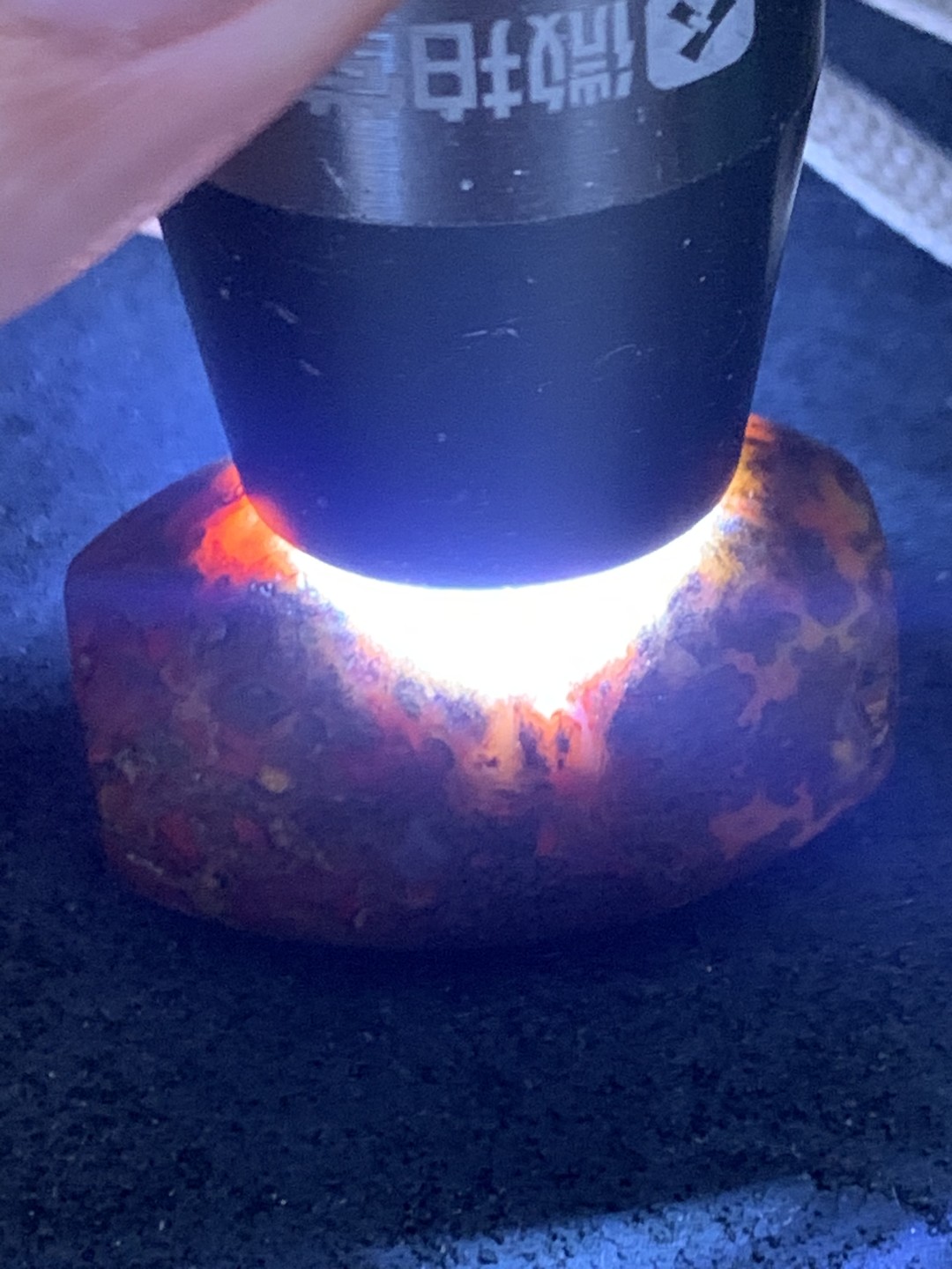 精美草花纹战国红玛瑙亚光风化纹手工雕刻佛字桶珠一颗！