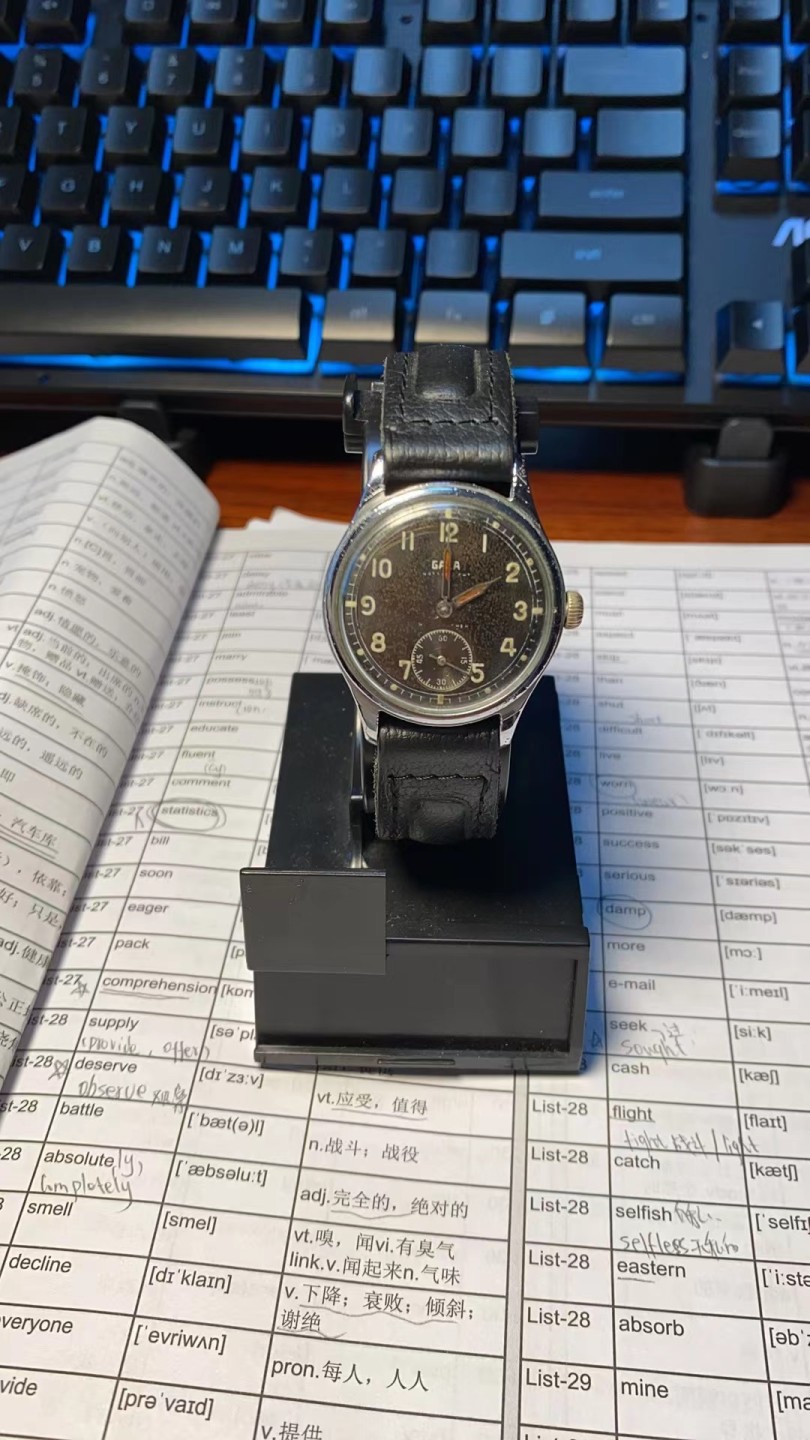 阿娜斯塔西娅军事题材拍卖 二战德国军官手表 瑞士gala制作 后打国防军dh标 上发条可以，但走时需修理可正常运作 表带齐全 较稀少