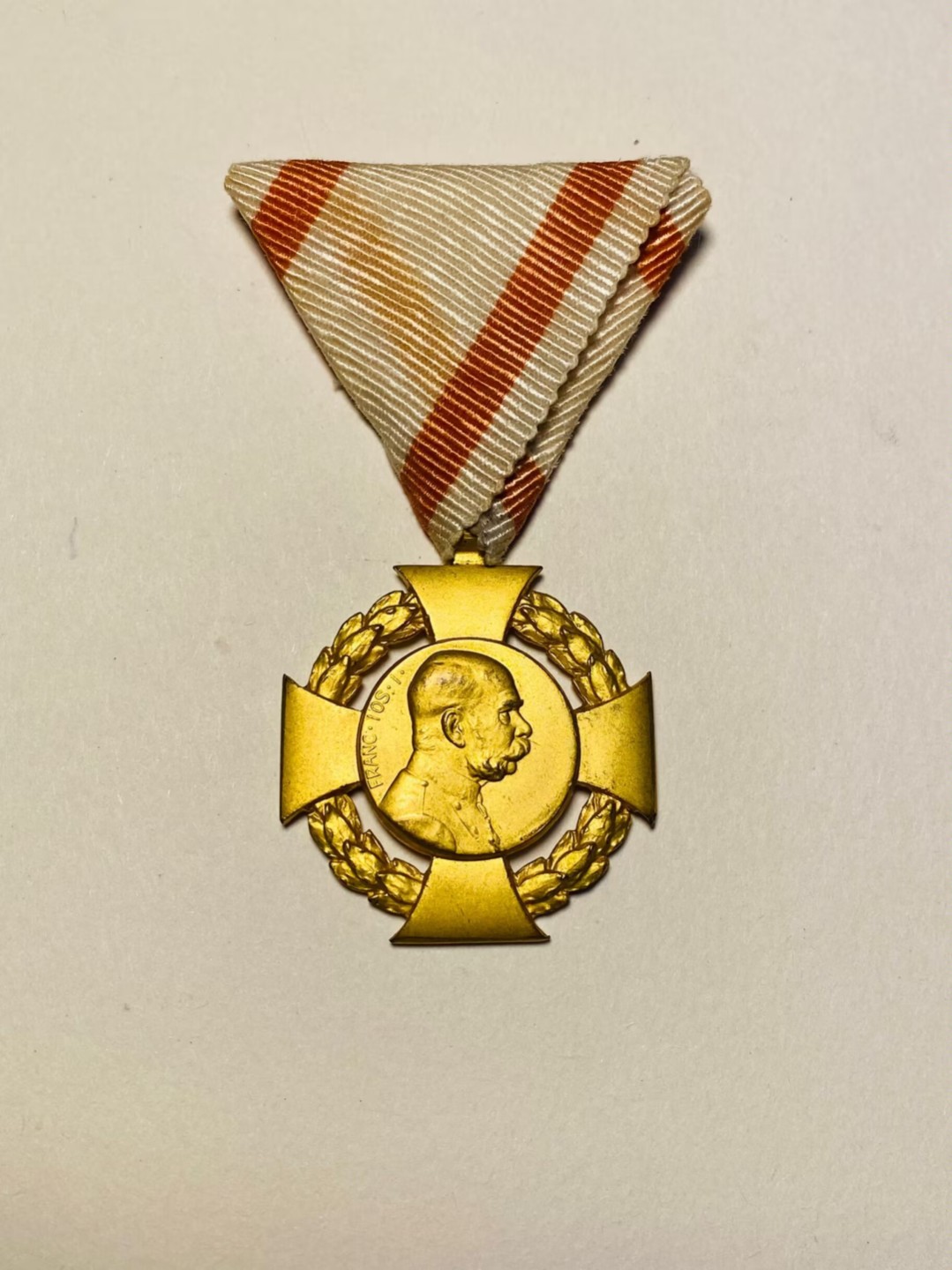 阿娜斯塔西娅军事题材拍卖 奥匈弗朗茨60周年纪念章 三角挂 品相很好