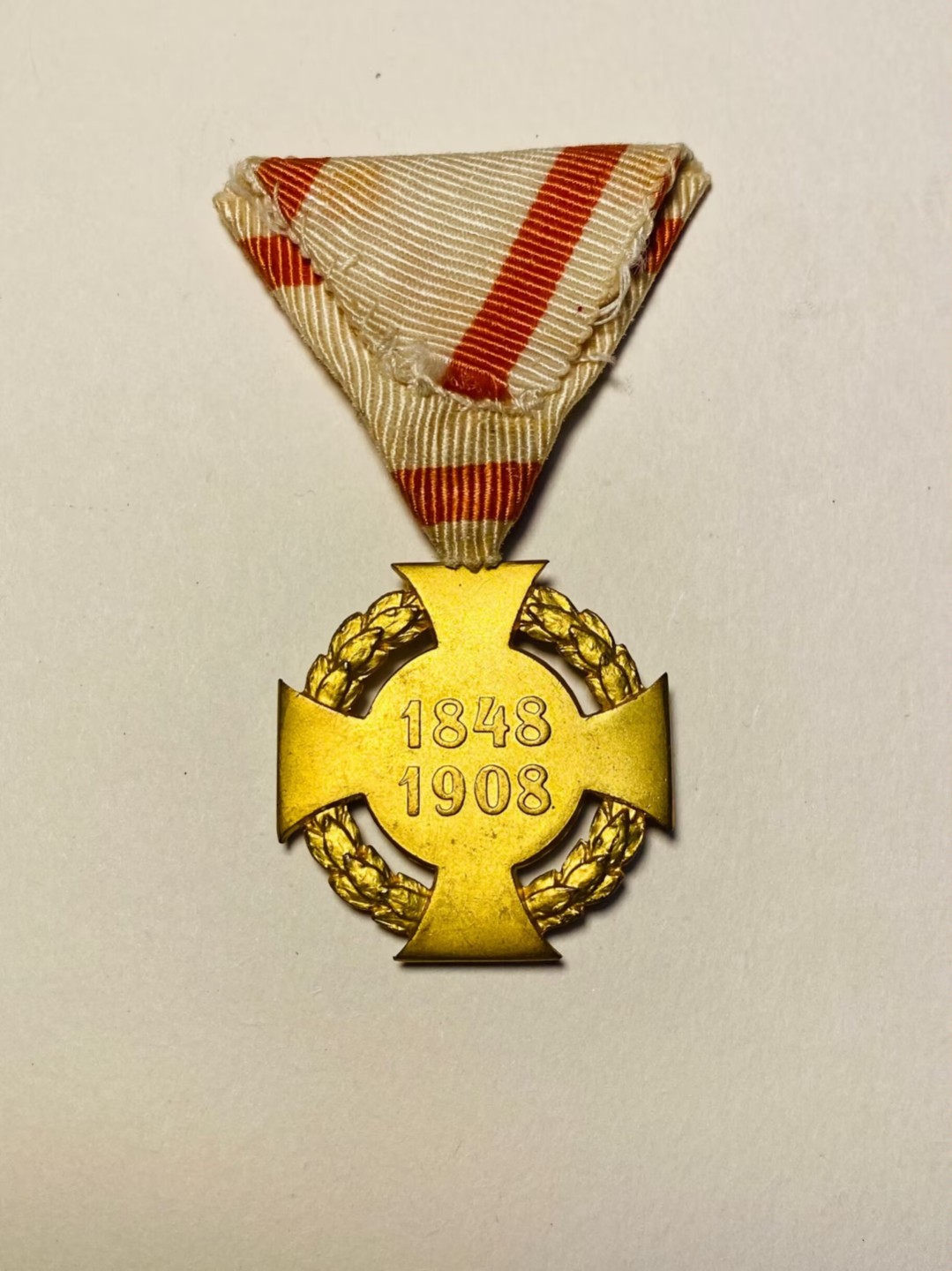 阿娜斯塔西娅军事题材拍卖 奥匈弗朗茨60周年纪念章 三角挂 品相很好