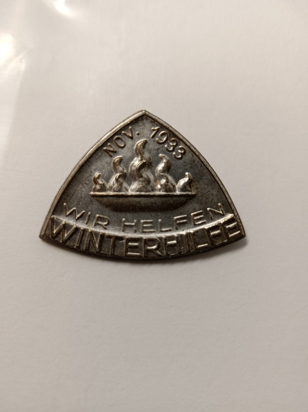 阿娜斯塔西娅军事题材拍卖 魏玛，德三--《温特希尔夫-威尔·海尔芬》1933年纪念小徽章，很有趣的那会小徽章，钢质镀银