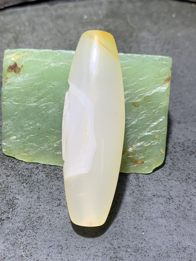 精美高玉化海洋玉髓手工雕刻佛字大桶珠一个 精美高玉化海洋玉髓手工雕刻佛字大桶珠一个