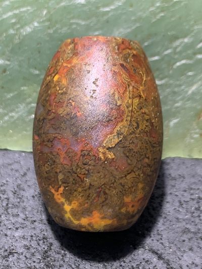 精美草花纹战国红玛瑙亚光风化纹手工雕刻佛字桶珠一颗！ 精美草花纹战国红玛瑙亚光风化纹手工雕刻佛字桶珠一颗！