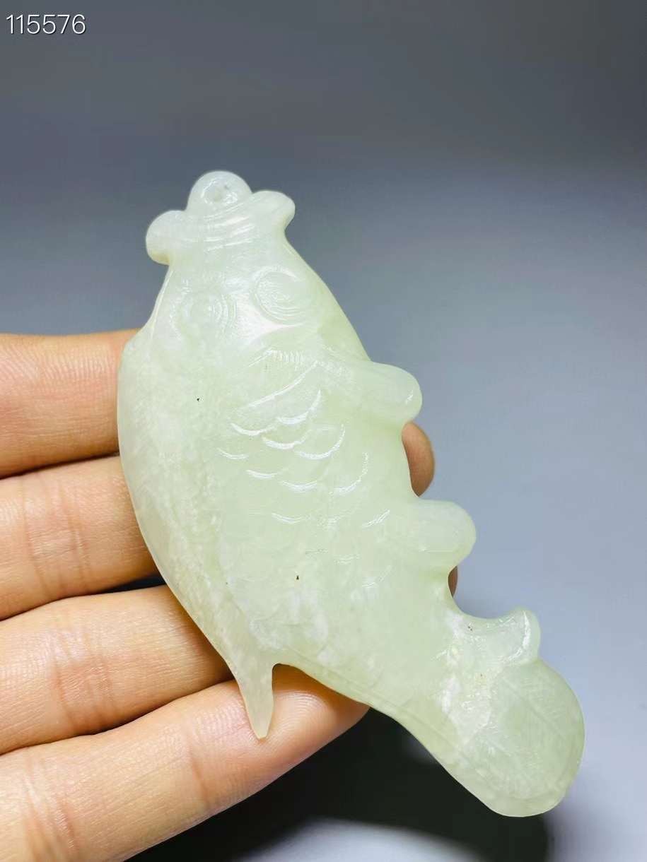 旧藏●精雕和田玉鱼形手把件