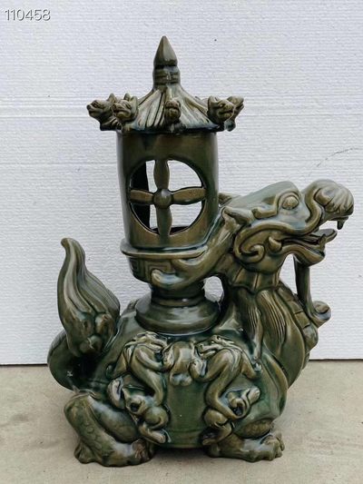 旧藏●越窑青瓷浮雕龙形灯台一对 旧藏●越窑青瓷浮雕龙形灯台一对