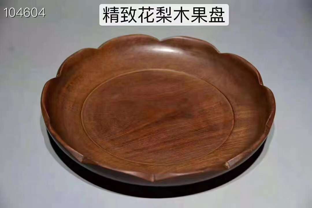 精致花梨木果盘，做工精致，纹理清晰可见，抛光均匀，品相一流，真材实料。