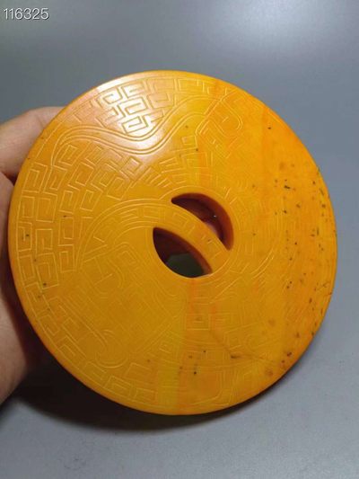 旧藏●精品和田黄玉精雕龙纹玉璧 旧藏●精品和田黄玉精雕龙纹玉璧