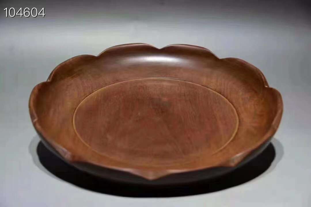 精致花梨木果盘，做工精致，纹理清晰可见，抛光均匀，品相一流，真材实料。