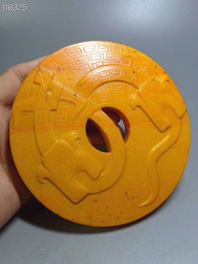 旧藏●精品和田黄玉精雕龙纹玉璧 旧藏●精品和田黄玉精雕龙纹玉璧