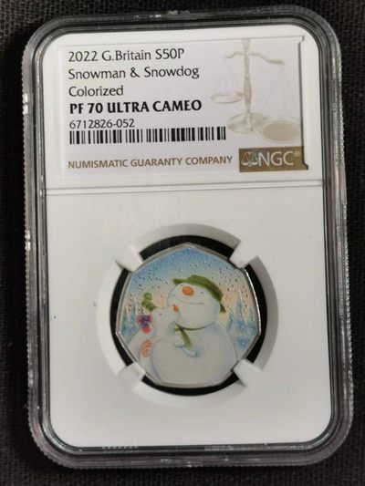 刘世昌艺术品销售中心～虎踞龙蟠*金杨在线联拍群第343期 - 英国2022年《雪人与雪狗》上映10周年彩色精制纪念银币（NGC  PF70UC  串号：6712826-052）1枚，原盒证。