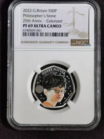 刘世昌艺术品销售中心～虎踞龙蟠*金杨在线联拍群第343期 - 英国2022年哈利波特25周年彩色精制纪念银币（NGC  PF69UC  串号：6740509-001）1枚。）