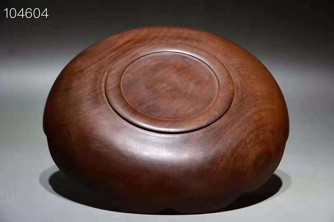 精致花梨木果盘，做工精致，纹理清晰可见，抛光均匀，品相一流，真材实料。