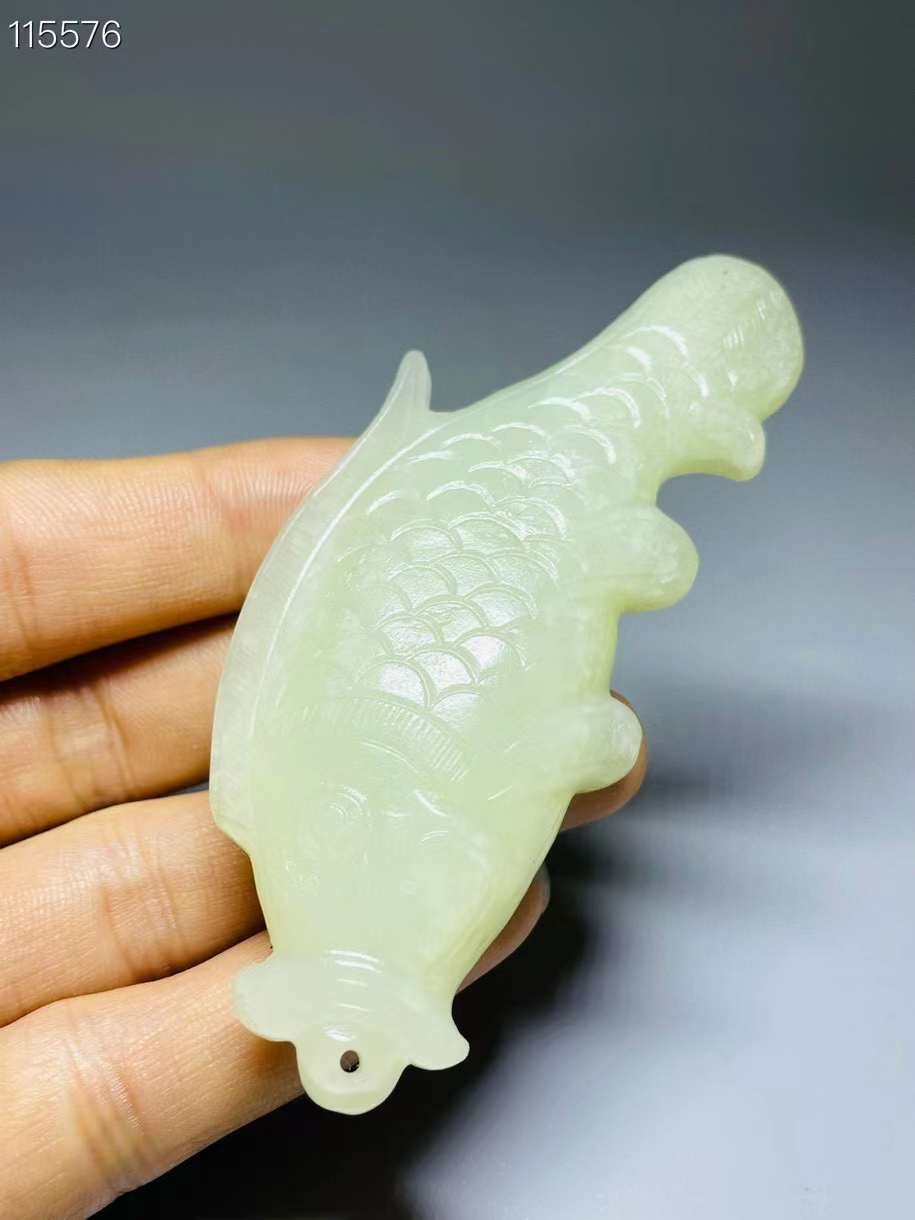 旧藏●精雕和田玉鱼形手把件