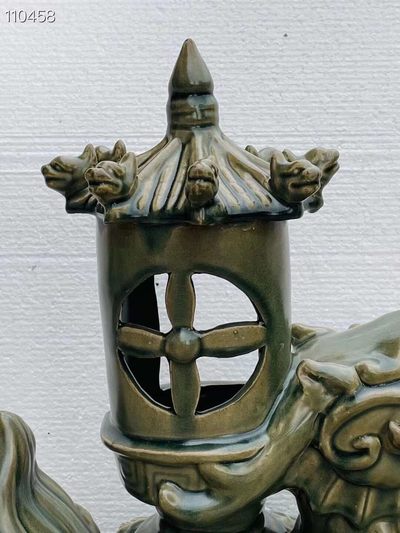 旧藏●越窑青瓷浮雕龙形灯台一对 旧藏●越窑青瓷浮雕龙形灯台一对