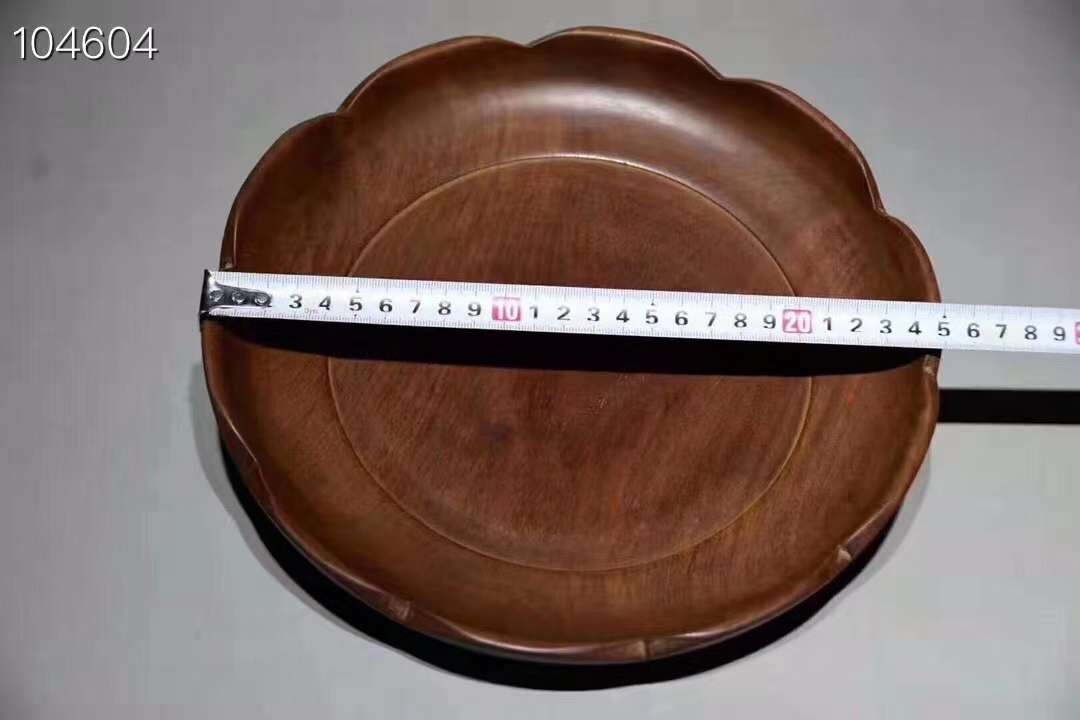 精致花梨木果盘，做工精致，纹理清晰可见，抛光均匀，品相一流，真材实料。
