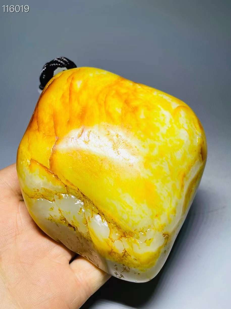 旧藏●精品和田玉籽料精雕手把件