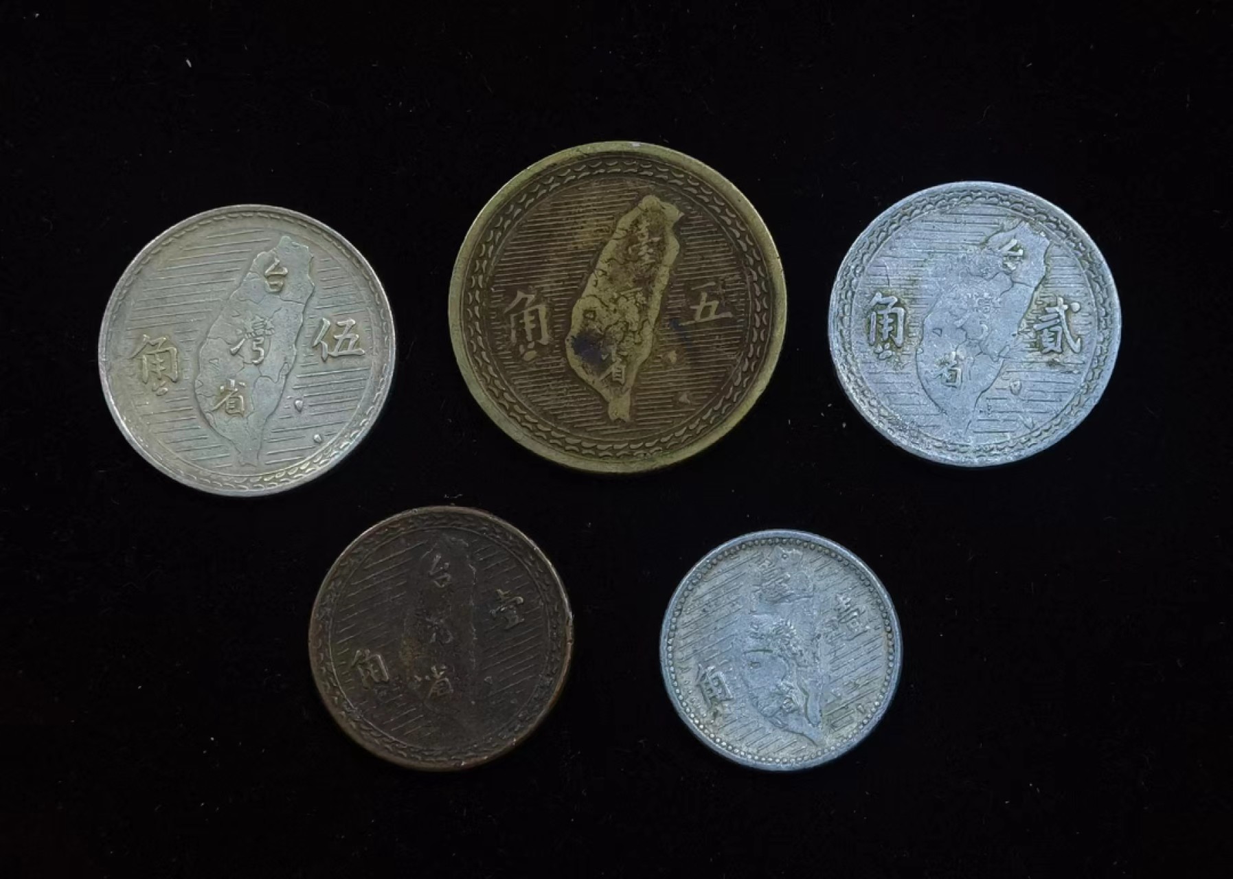 北京马甸外国币专卖微拍第九十八期，外国非贵金属纪念币，流通币专场，陆续上新，欢迎关注 弯弯地图币，其中1枚银币重：5克，成色7成