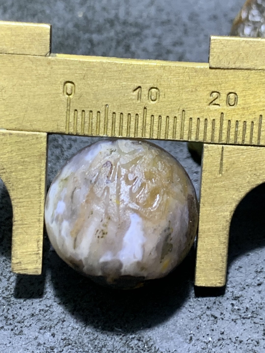 精美原皮风化纹战国红玛瑙亚光雕刻缘字随形2.0珠一颗！