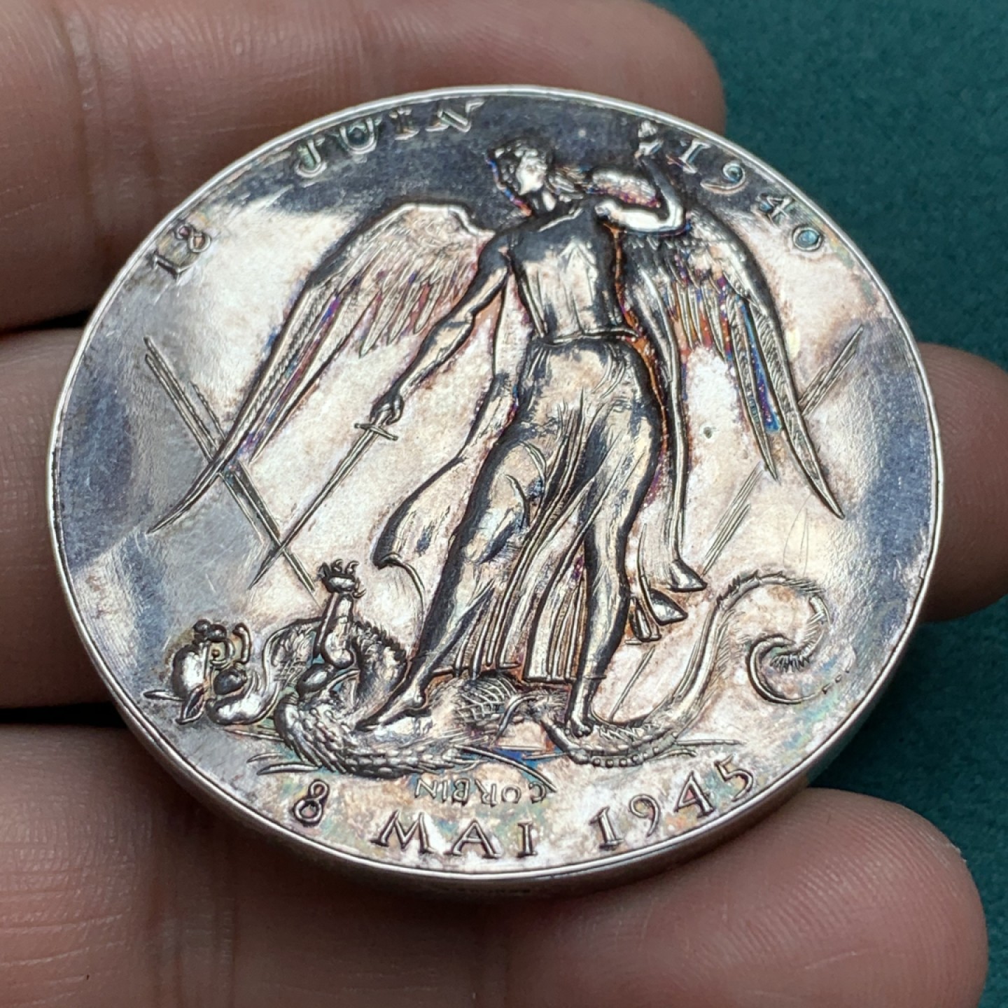 《竞宝斋》第172场-周日，周一2场 (全场包邮) 1945年 法国天使斩杀恶魔镀银大铜章，背面是自由十字架，五彩包浆，带原盒非常稀少 69.5克 50mm