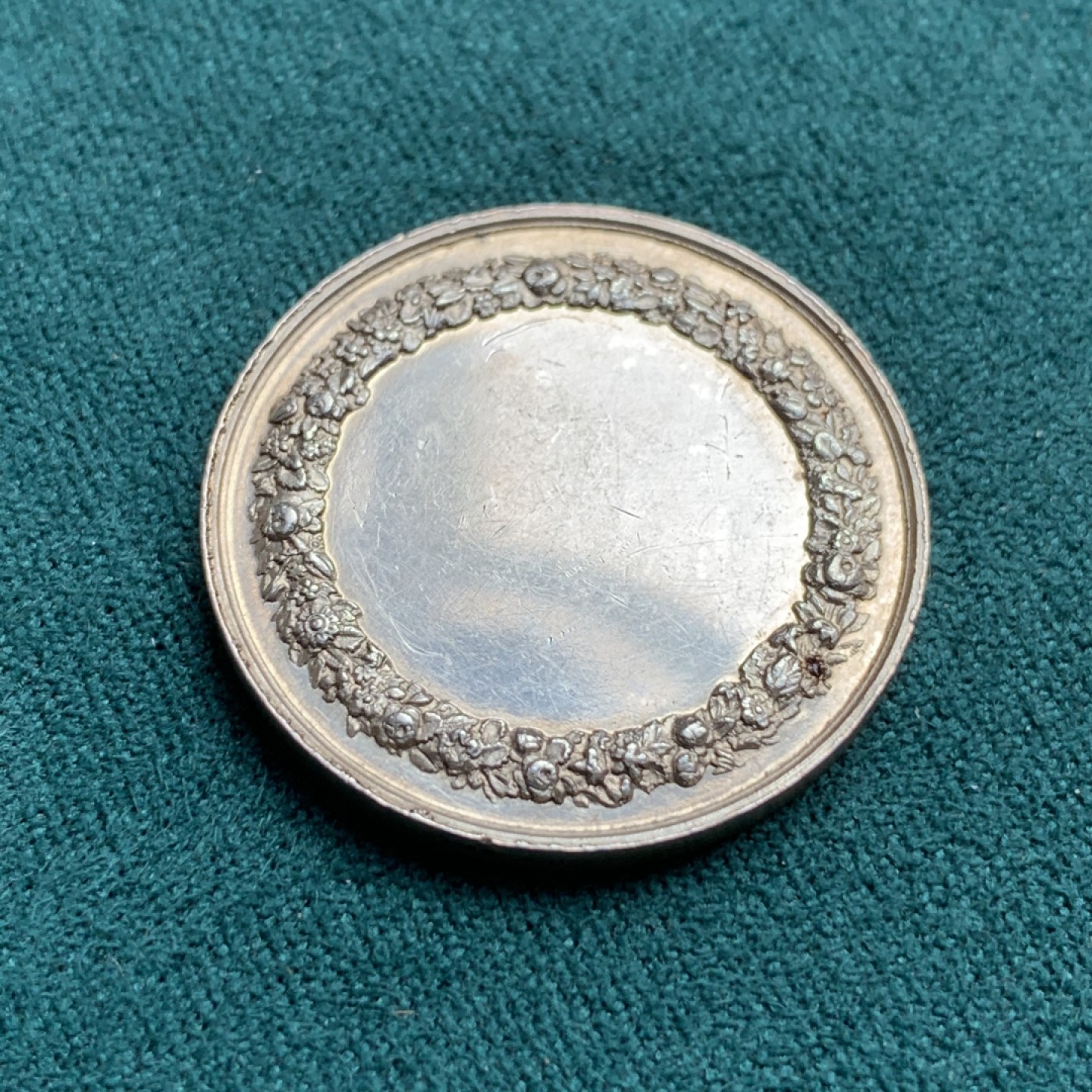 《竞宝斋》第172场-周日，周一2场 (全场包邮) 法国结婚纪念银章 直径：28mm 重量：10.2g  边铭：蜜蜂加银标