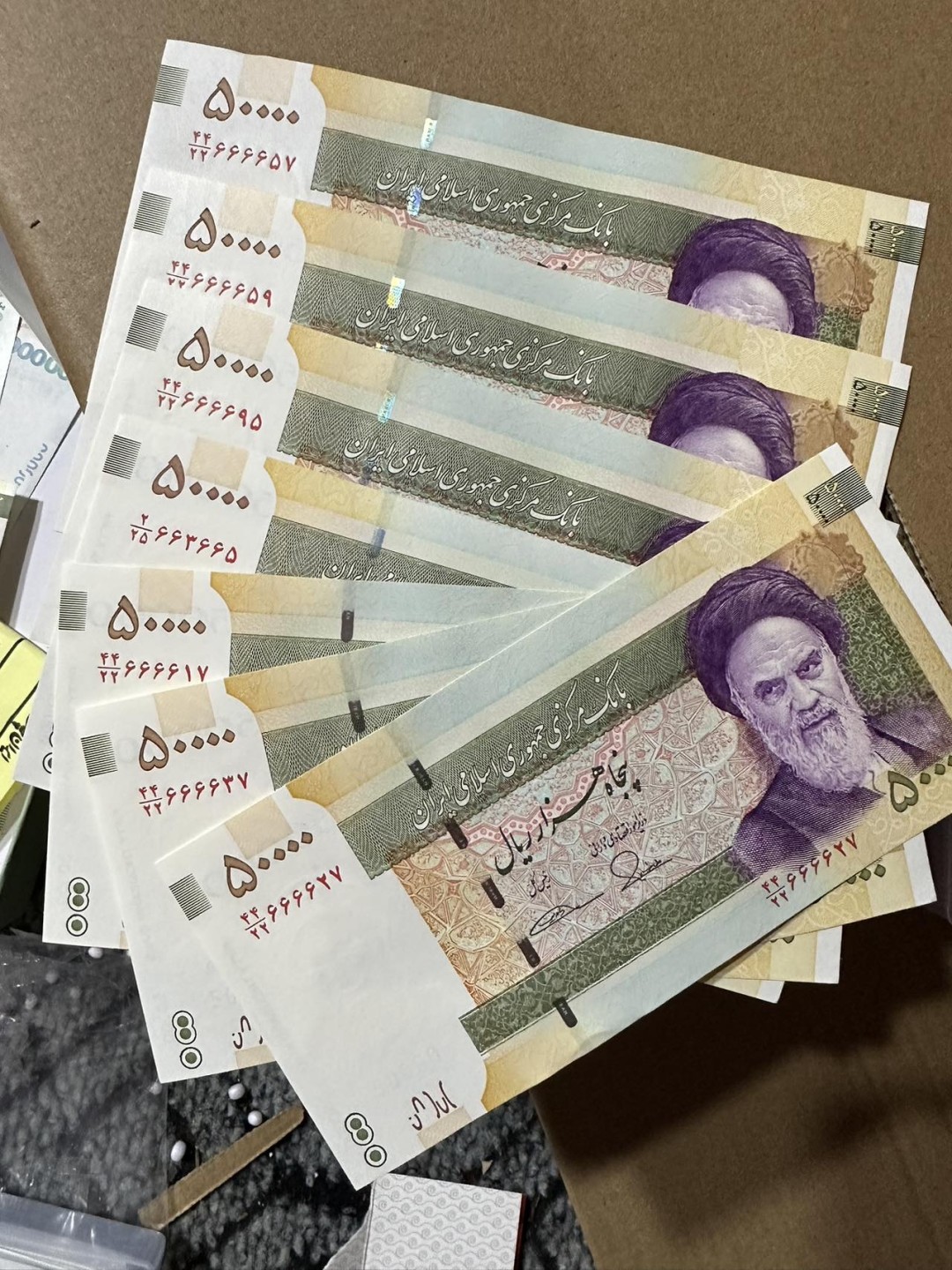 伊朗里亚尔伊朗纪念币，5万里亚尔号码还不错，70块钱打包