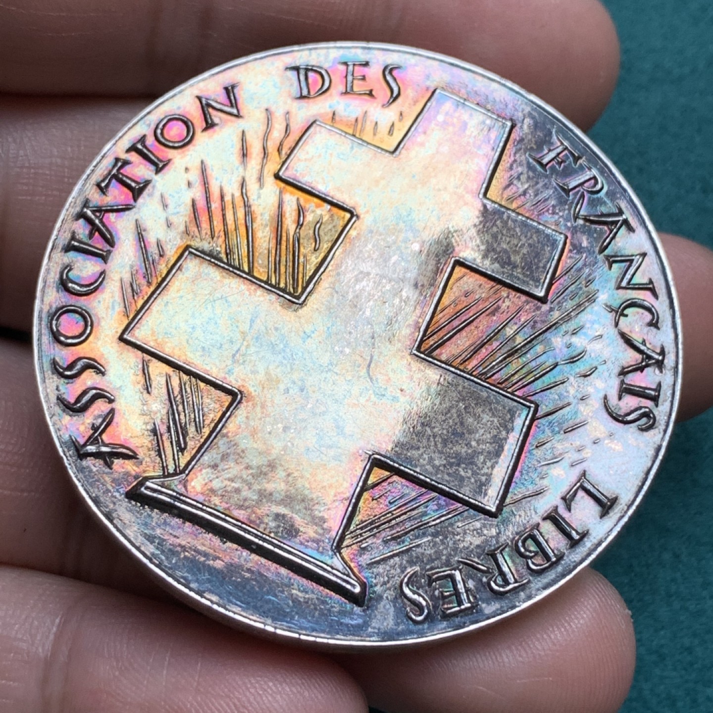 《竞宝斋》第172场-周日，周一2场 (全场包邮) 1945年 法国天使斩杀恶魔镀银大铜章，背面是自由十字架，五彩包浆，带原盒非常稀少 69.5克 50mm