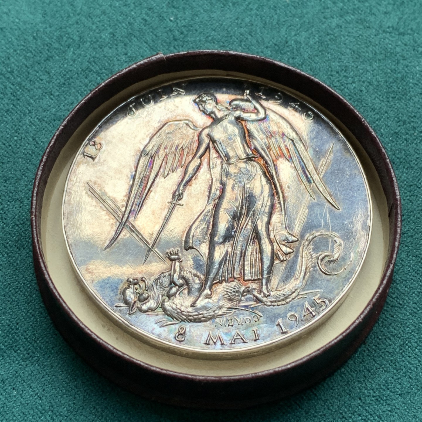 《竞宝斋》第172场-周日，周一2场 (全场包邮) 1945年 法国天使斩杀恶魔镀银大铜章，背面是自由十字架，五彩包浆，带原盒非常稀少 69.5克 50mm