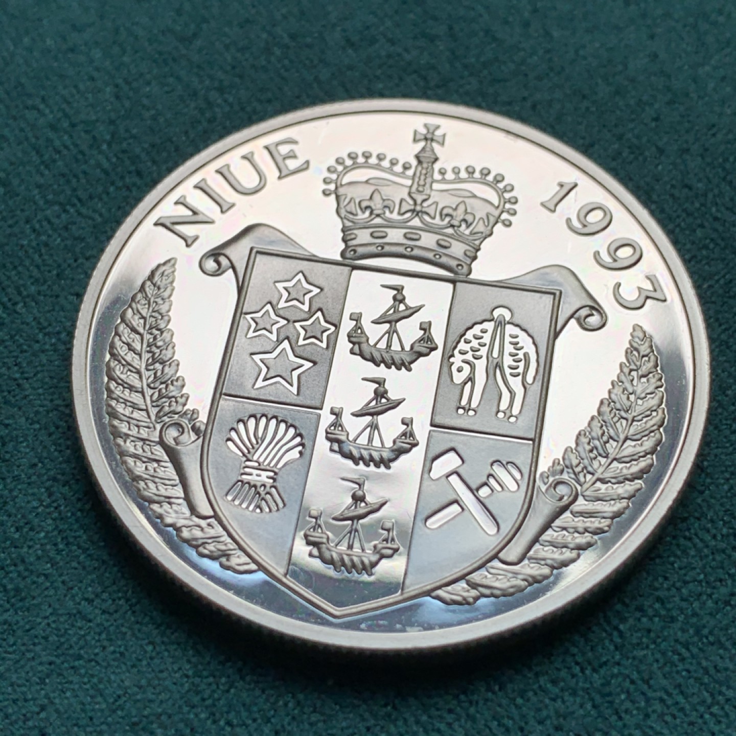 《竞宝斋》第172场-周日，周一2场 (全场包邮) 纽埃1993年保护地球呵护树苗20元精制银币，外网现代币近期热门小品种