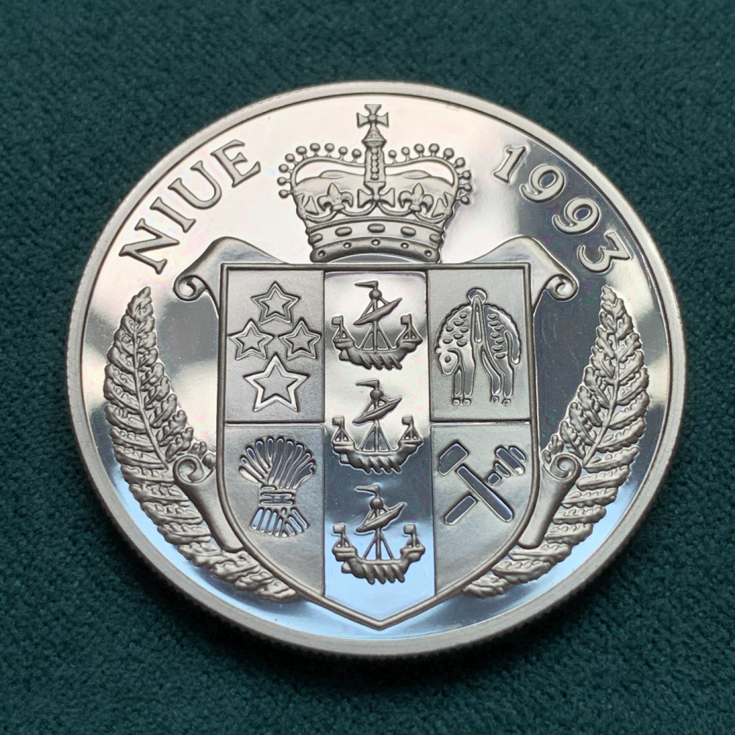 《竞宝斋》第172场-周日，周一2场 (全场包邮) 纽埃1993年保护地球呵护树苗20元精制银币，外网现代币近期热门小品种