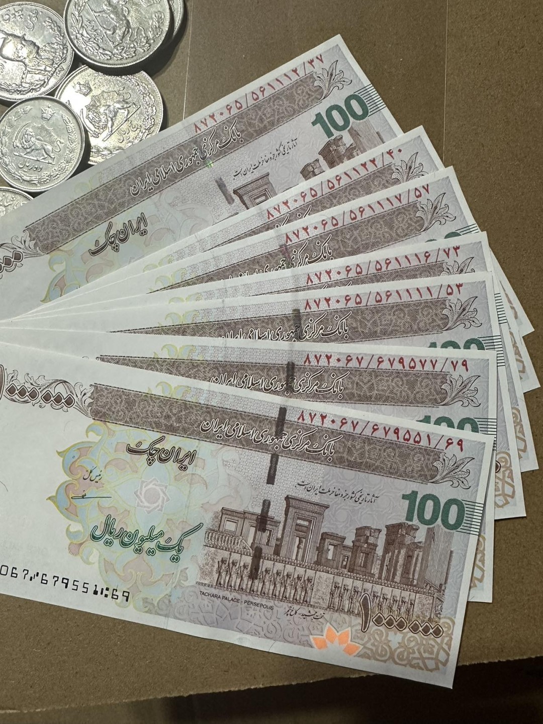 伊朗里亚尔伊朗纪念币，100万里亚尔号码还不错，最后几张了，30一张不包邮
