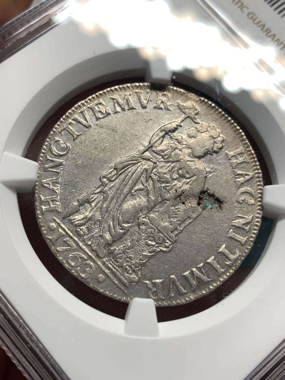 《竞宝斋》第172场-周日，周一2场 (全场包邮) NGC AU55  荷兰上艾瑟尔省 1763 1盾银币 女站神较少的一个省 N仅1枚更高分，币身有铸缺，细节低评