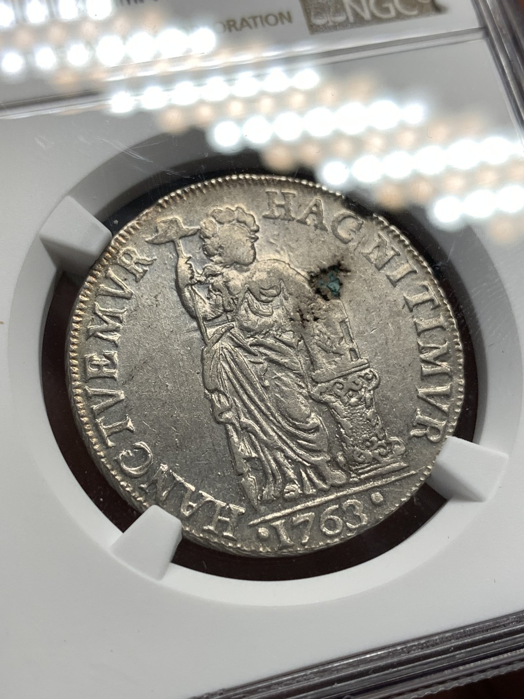 《竞宝斋》第172场-周日，周一2场 (全场包邮) NGC AU55  荷兰上艾瑟尔省 1763 1盾银币 女站神较少的一个省 N仅1枚更高分，币身有铸缺，细节低评