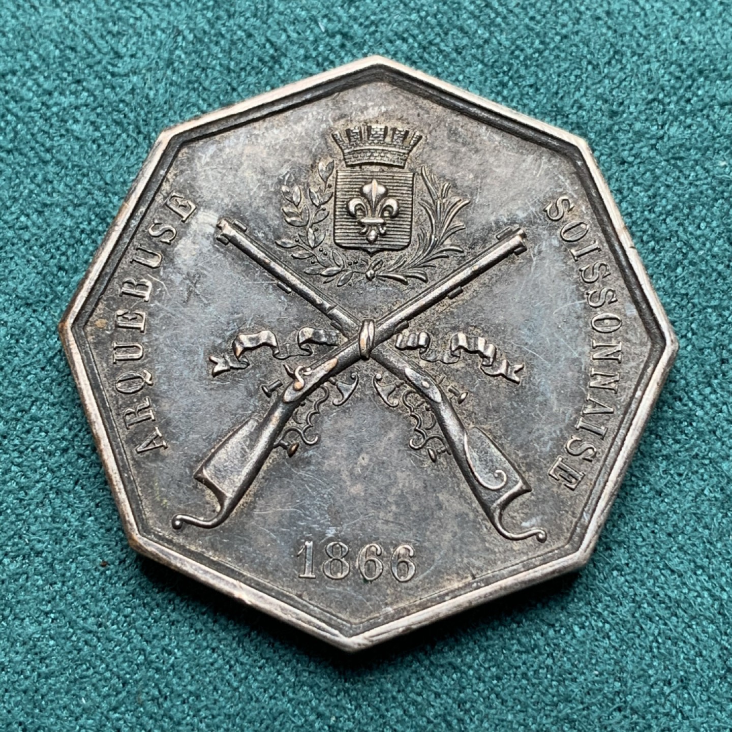 《竞宝斋》第172场-周日，周一2场 (全场包邮) 法国1866年射击节八角代用镀银铜代币，稀见 对边直径33.5mm，重量14.94g