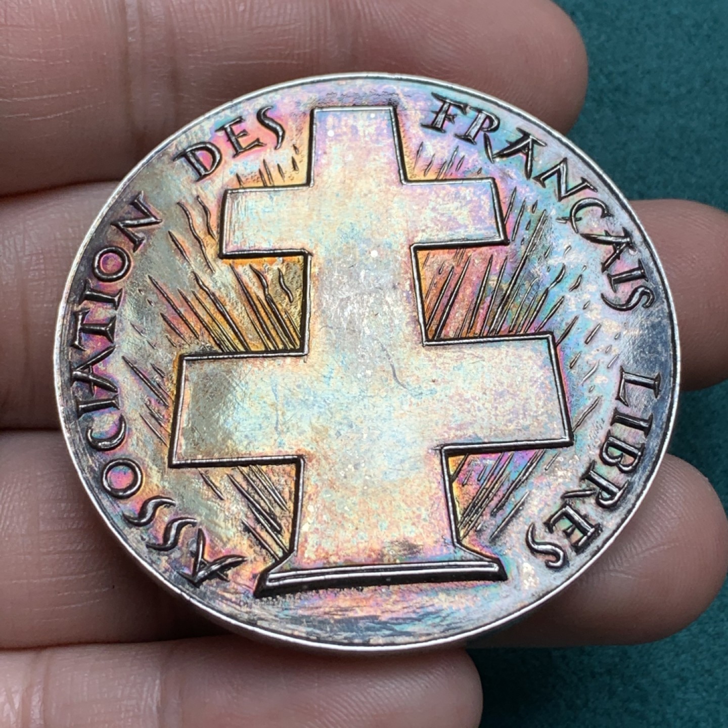 《竞宝斋》第172场-周日，周一2场 (全场包邮) 1945年 法国天使斩杀恶魔镀银大铜章，背面是自由十字架，五彩包浆，带原盒非常稀少 69.5克 50mm