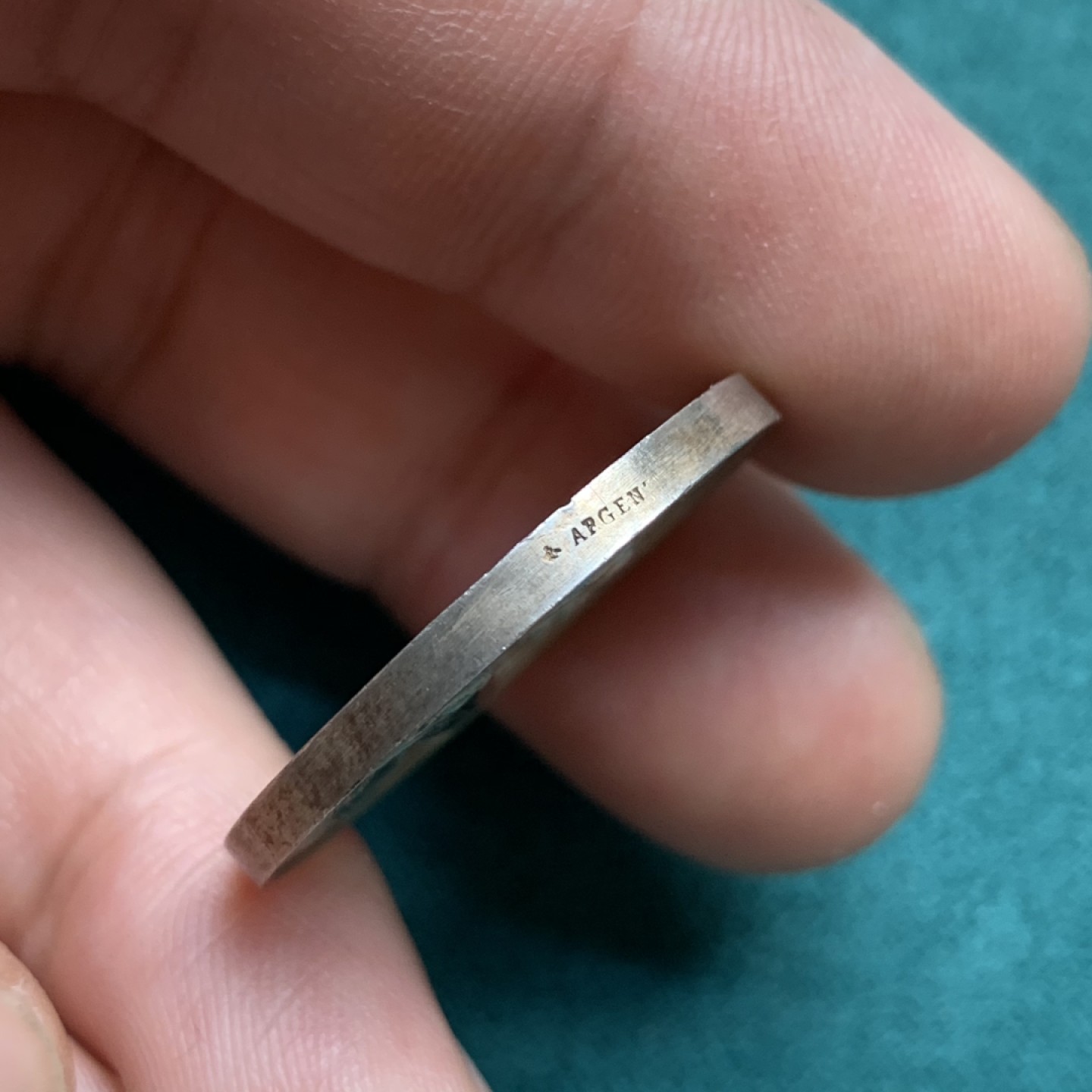 《竞宝斋》第172场-周日，周一2场 (全场包邮) 法国结婚纪念银章 直径：28mm 重量：10.2g  边铭：蜜蜂加银标